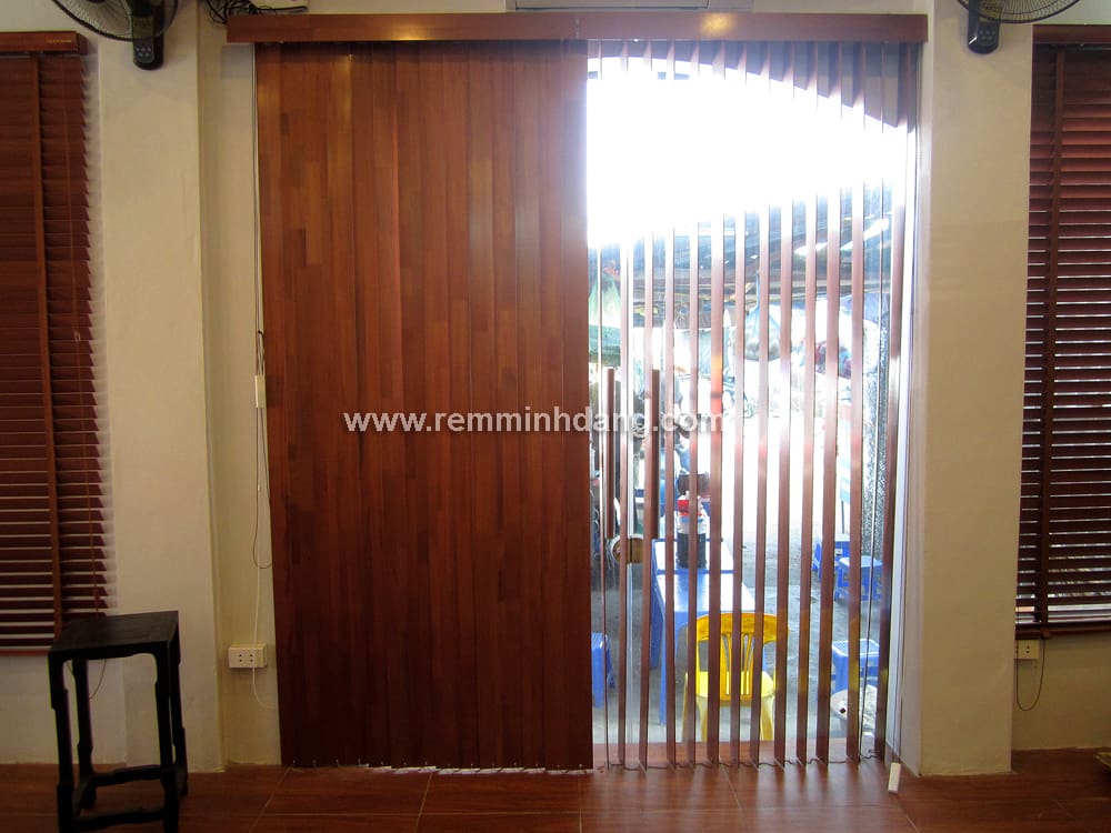 Thi công rèm sáo gỗ cho cửa hàng gốm sứ Bát Tràng