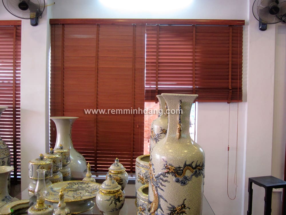 Thi công rèm sáo gỗ cho cửa hàng gốm sứ Bát Tràng