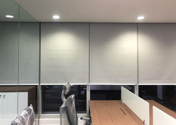 Rèm Cuốn Chống Nắng Cửa Kính Giá Rẻ Cho Văn Phòng Tại Rèm Cửa Minh Đăng